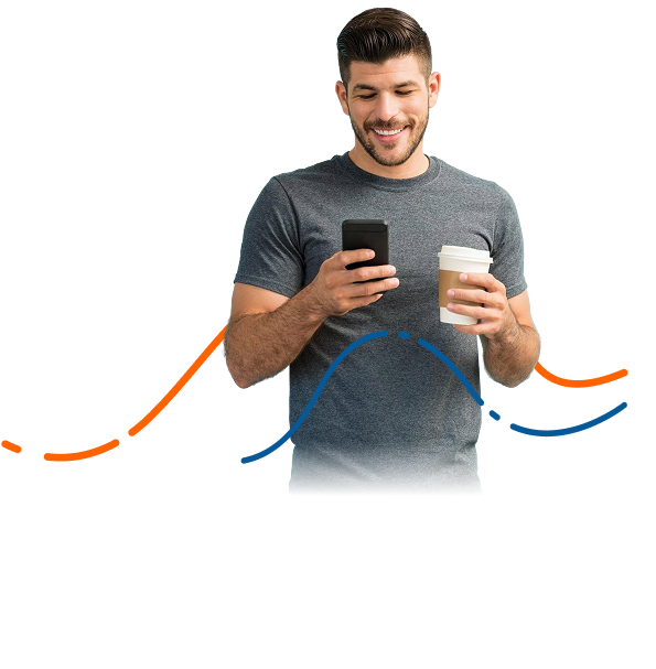 Homem sorridente de camiseta cinza olhando o celular e segurando um café; ao fundo, linhas onduladas laranja e azul.